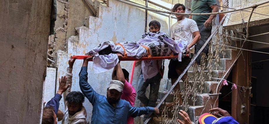 gas-explosion-kills-13-in-pakistan’s-karachi,-collapsing-building