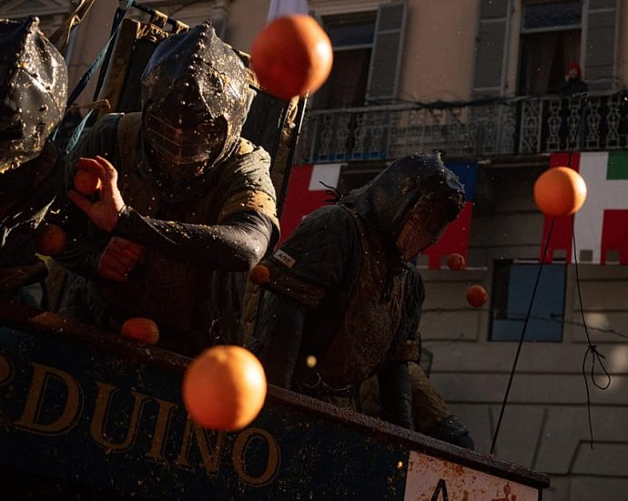 ivrea-carnival-2026:-italy’s-famous-battle-of-oranges-draws-thousands