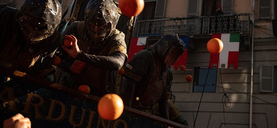 ivrea-carnival-2026:-italy’s-famous-battle-of-oranges-draws-thousands