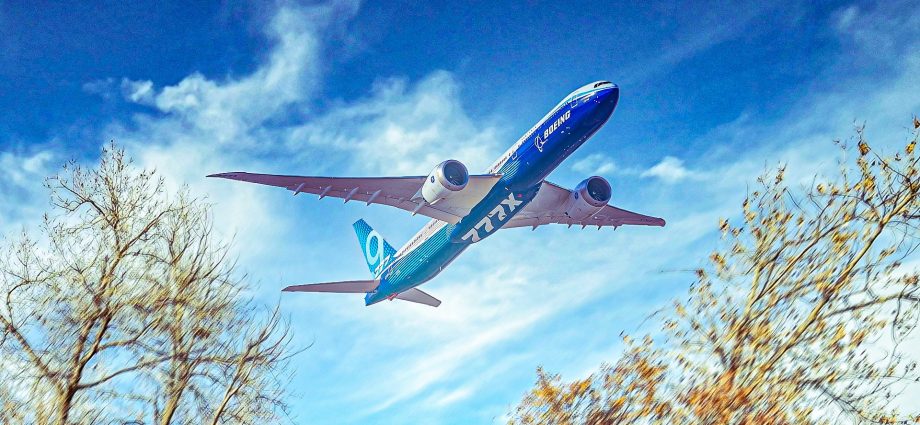 why-did-boeing-build-the-777x-with-massive-windows?