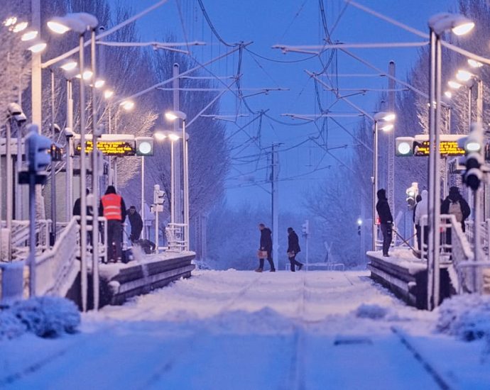 snowfall-in-frankfurt-disrupts-flights-at-germany’s-largest-airport