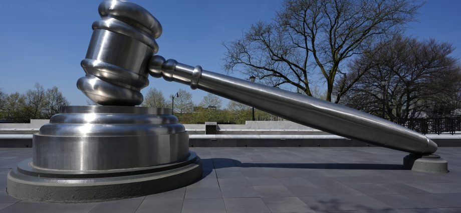 from-pizza-intimidation-to-murder-attempts,-american-judges-are-under-attack