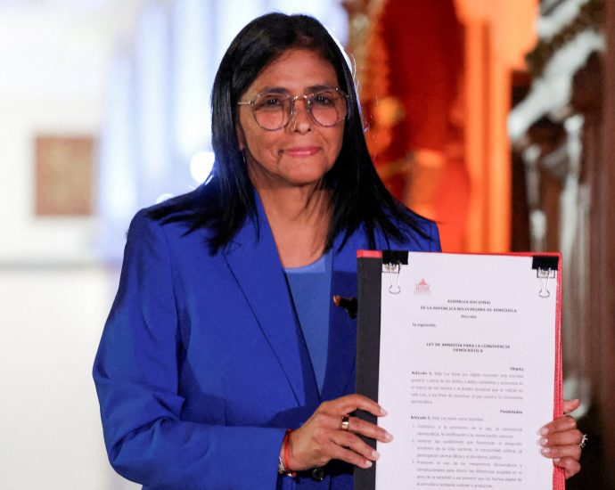 venezuela-signs-amnesty-law-as-families-await-prison-releases