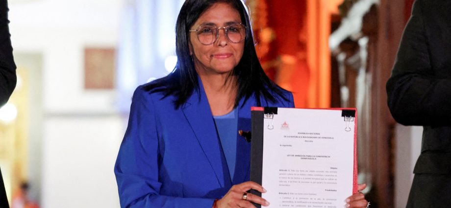 venezuela-signs-amnesty-law-as-families-await-prison-releases