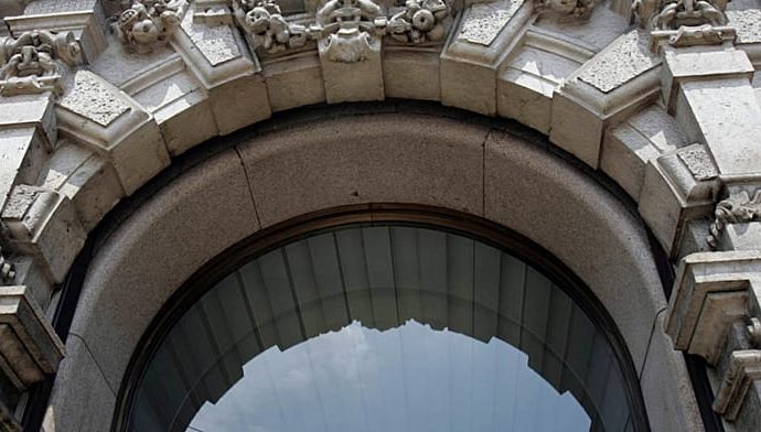 would-be-bank-robber-trapped-in-milan-vault-for-nine-hours