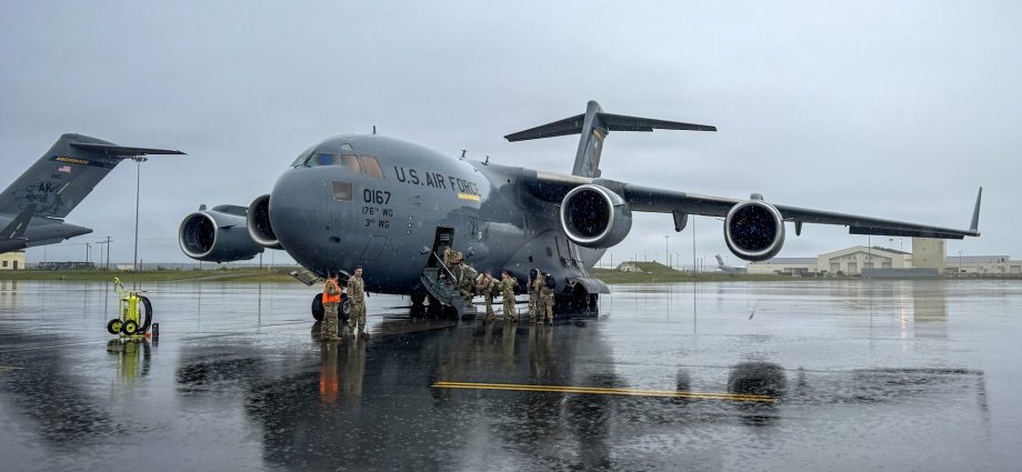 ‘twitter-randos’-are-tracking-us-military-flights.-why-that-creates-a-security-risk