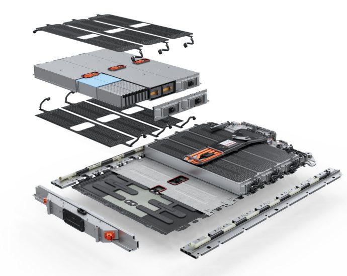 porsche-begins-manufacturing-cayenne-electric-and-in-house-battery-modules