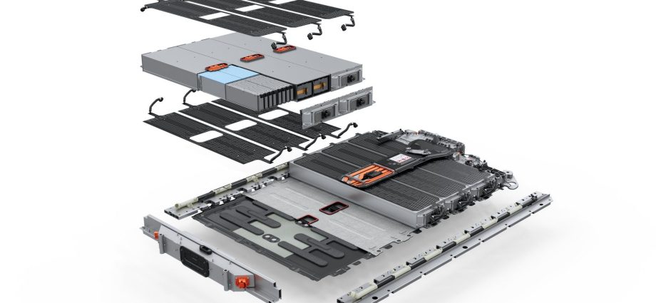 porsche-begins-manufacturing-cayenne-electric-and-in-house-battery-modules