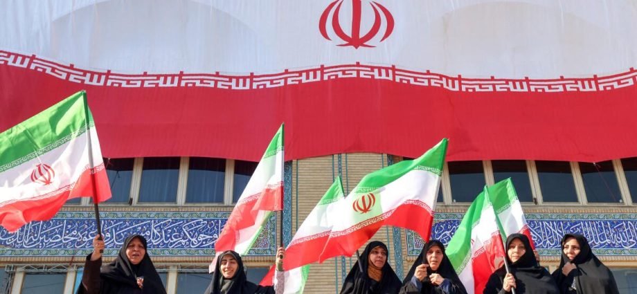 iranians-brace-for-us.-strike-while-some-dare-to-hope-for-regime-change