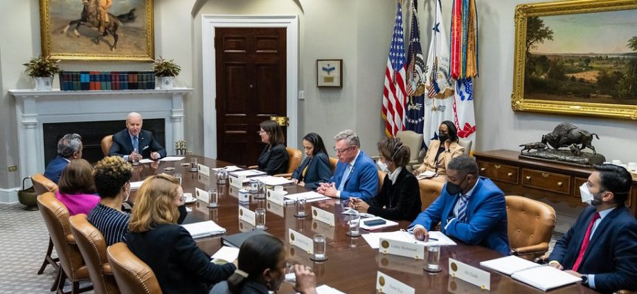 the-democratic-party-is-turning-back-toward-public-schools