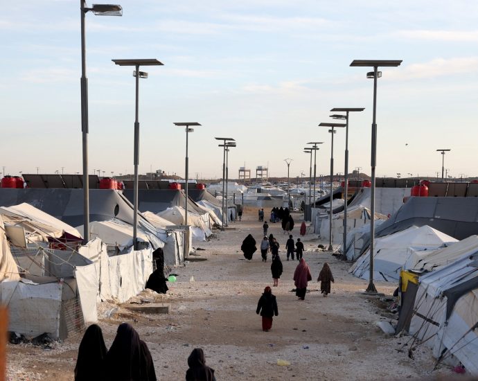 syria-moves-out-last-residents-of-isil-linked-desert-camp