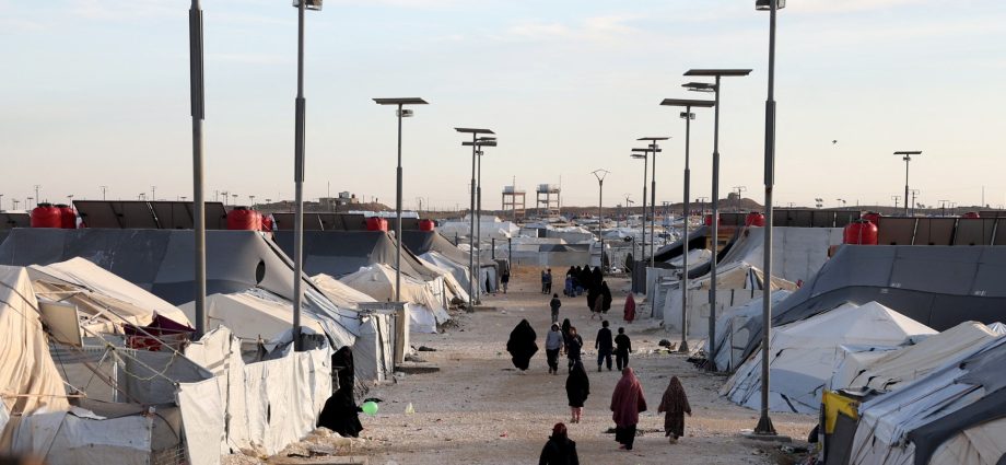 syria-moves-out-last-residents-of-isil-linked-desert-camp