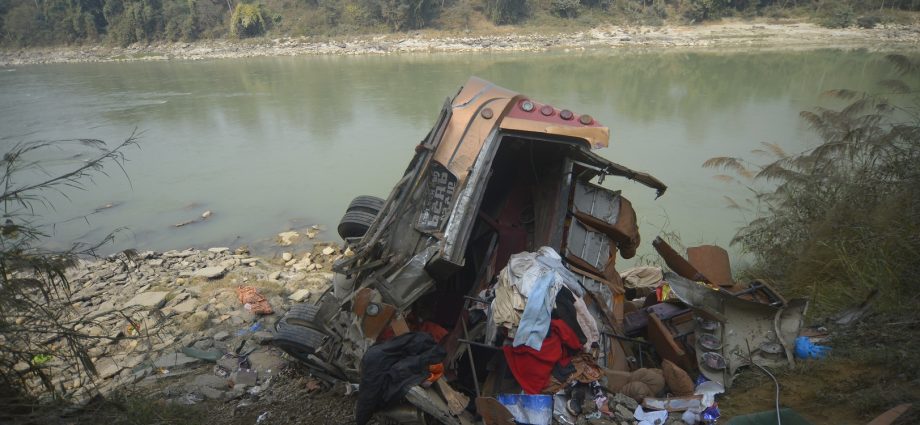 bus-crash-in-nepal-kills-19