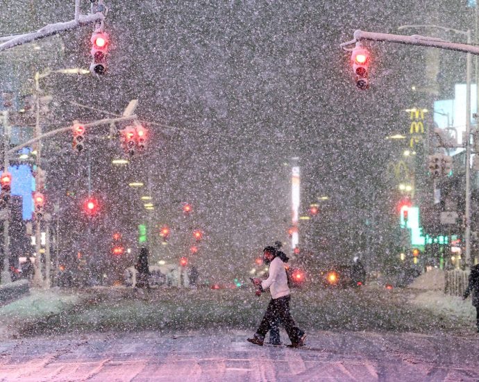 east-coast-blizzard-halts-travel,-cancels-8,000+-flights