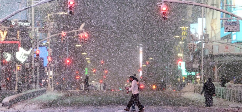 east-coast-blizzard-halts-travel,-cancels-8,000+-flights