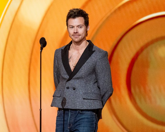 harry-styles-returns-to-‘snl’-as-both-host-and-musical-guest-and-we’re-already-losing-it