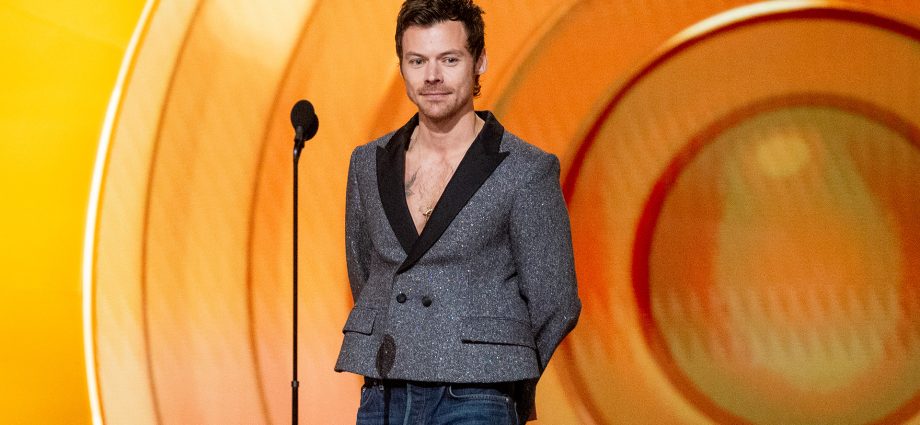 harry-styles-returns-to-‘snl’-as-both-host-and-musical-guest-and-we’re-already-losing-it