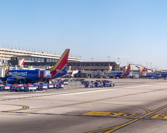 man-in-custody-after-running-onto-runway-at-phoenix-sky-harbor-international-airport