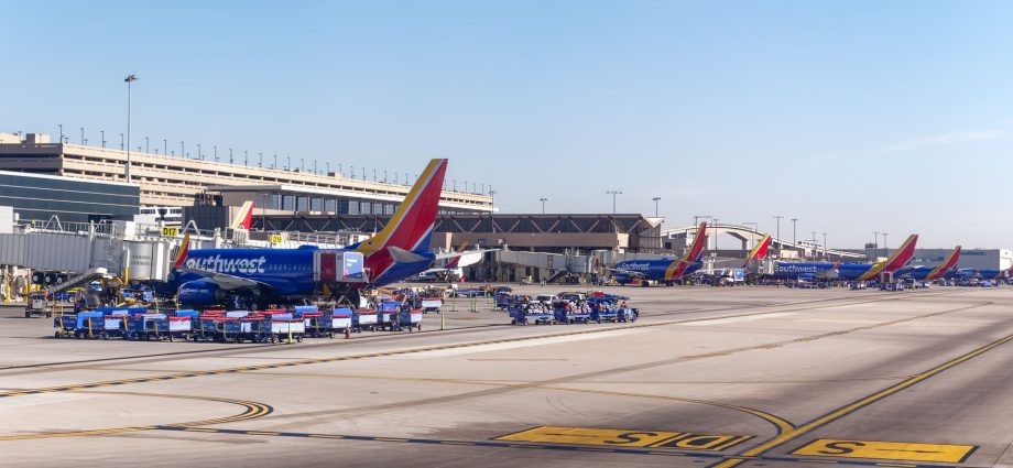 man-in-custody-after-running-onto-runway-at-phoenix-sky-harbor-international-airport