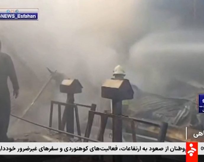 army-helicopter-crashes-into-iran-market,-killing-2-pilots-and-2-merchants