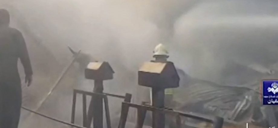 army-helicopter-crashes-into-iran-market,-killing-2-pilots-and-2-merchants