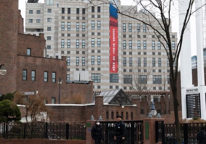 russia-removes-giant-“victory-will-be-ours”-propaganda-banner-from-seoul-embassy-after-south-korean-backlash