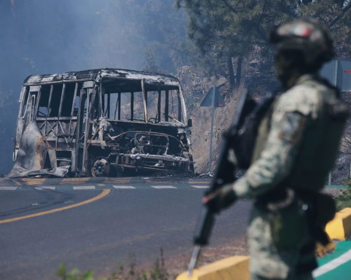 us-backed-killing-of-cartel-boss-unleashes-wave-of-violence-across-mexico