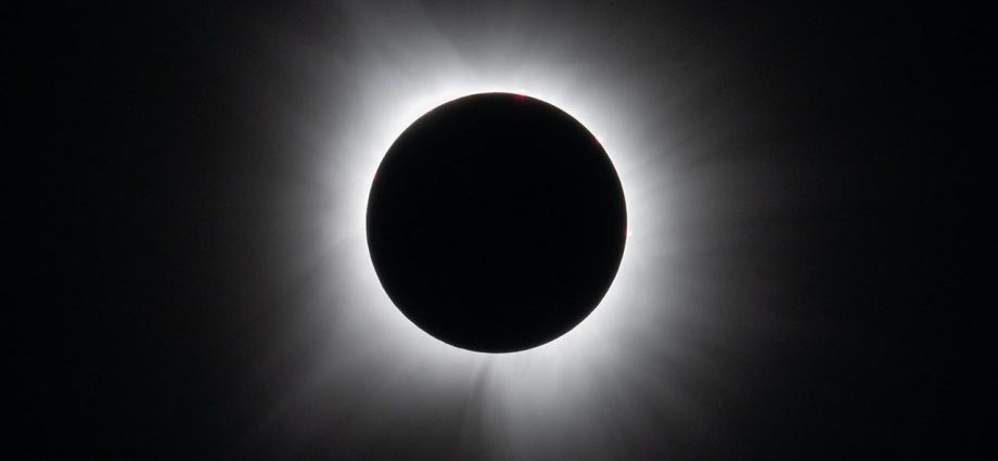 new-volunteer-data-from-143-observatories-unveils-the-2024-total-solar-eclipse