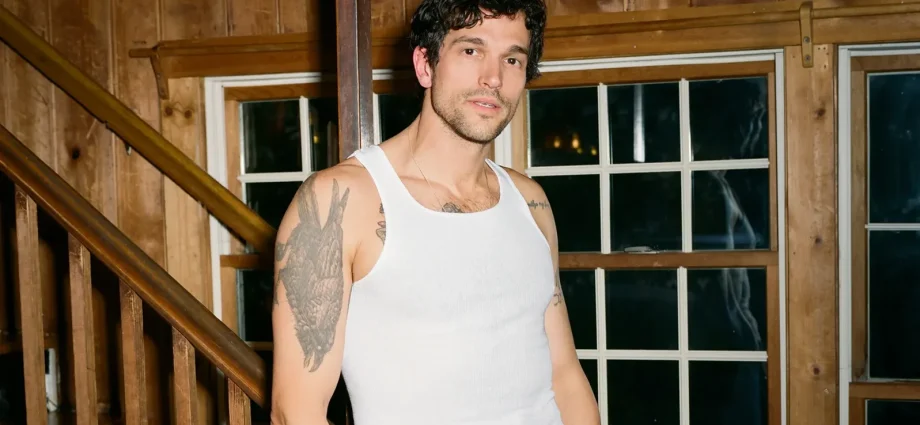 ‘there’s-an-ass-for-every-saddle’:-paul-kelly-embraces-the-chest-hair-in-love-story