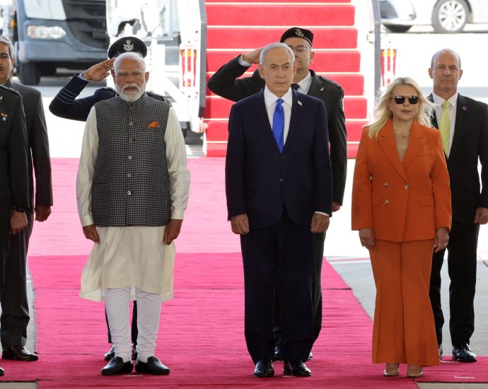 netanyahu-greets-indian-pm-modi-as-he-lands-in-israel
