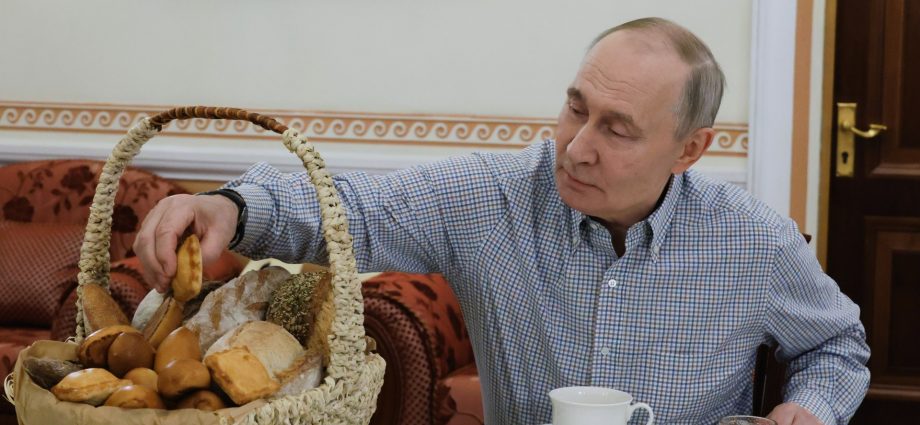 how-putin-stays-strong-in-russia,-four-years-into-war-in-ukraine