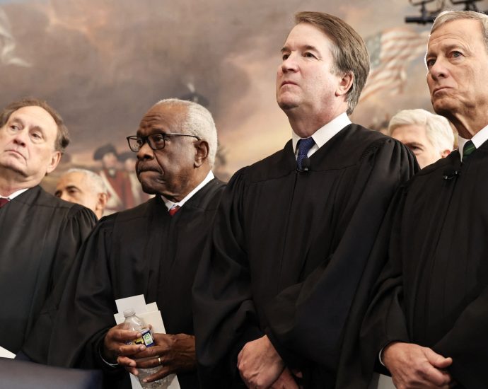 awkward!-days-after-tariff-ruling,-the-traitor-to-face-justices-at-state-of-the-union