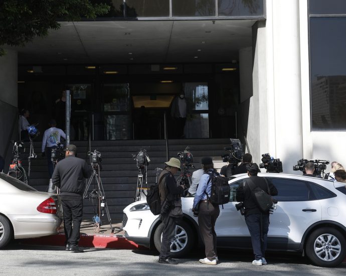 fbi-raids-lausd-hq,-superintendent’s-home-while-doj-lawsuit-looms