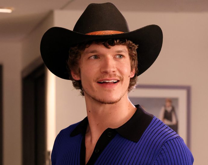 connor-storrie-sends-a-steamy-message-as-rozanov-in-must-see-‘snl’-promo