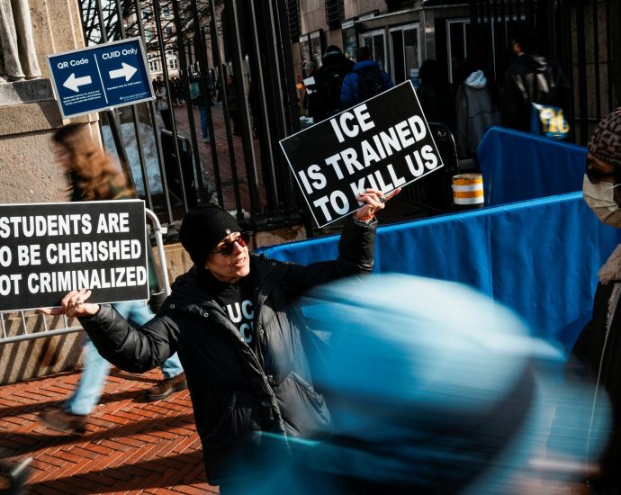 columbia-university-students-protest-ice-arrest-at-university-housing