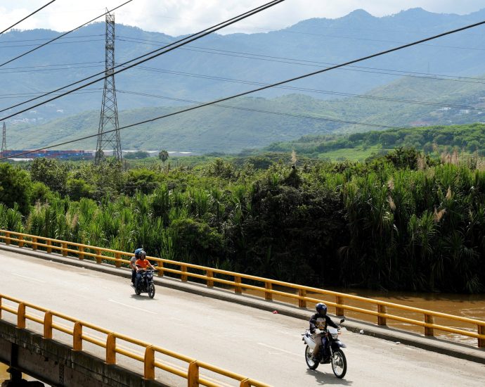 ecuador-hikes-tariffs-on-colombian-imports-to-50-percent-starting-march-1