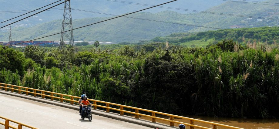 ecuador-hikes-tariffs-on-colombian-imports-to-50-percent-starting-march-1