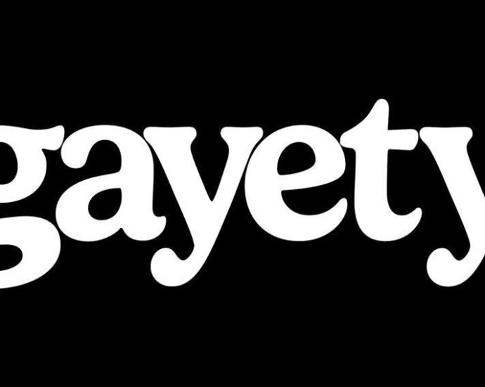 nicholas-galitzine-steal-milan-fashion-week-spotlight-in-a-showstopping-tan-suit