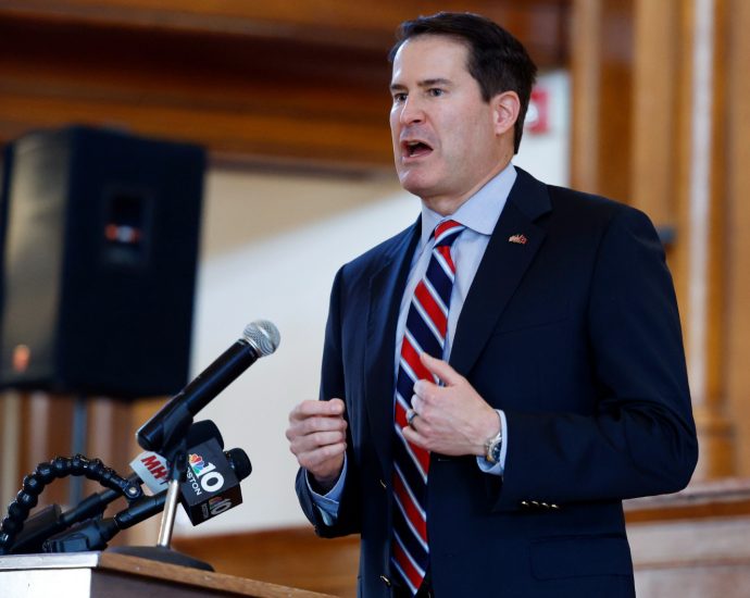 “they-can’t-ride-off-into-the-sunset”:-moulton-calls-for-ice-agents-to-be-“prosecuted”