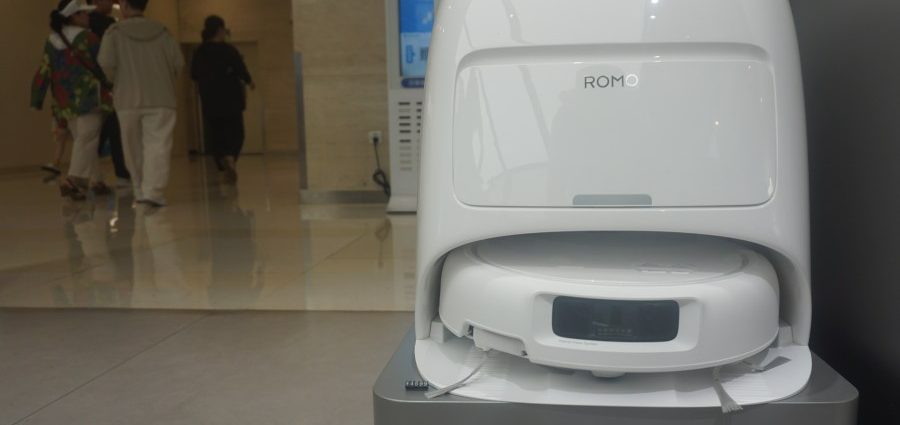 software-engineer-mistakenly-gains-control-of-7,000-robot-vacuums