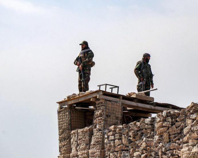 pakistan-bombs-kabul:-why-are-afghanistan-and-pakistan-fighting?