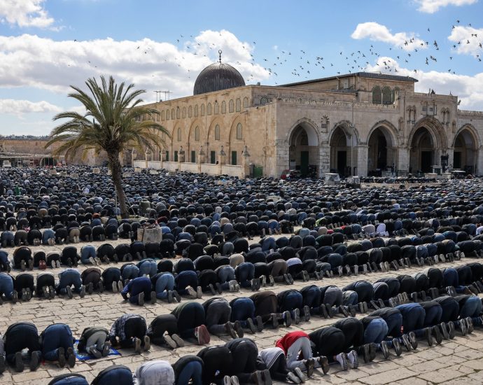 100,000-pray-at-al-aqsa-amid-israeli-restrictions-on-2nd-friday-of-ramadan