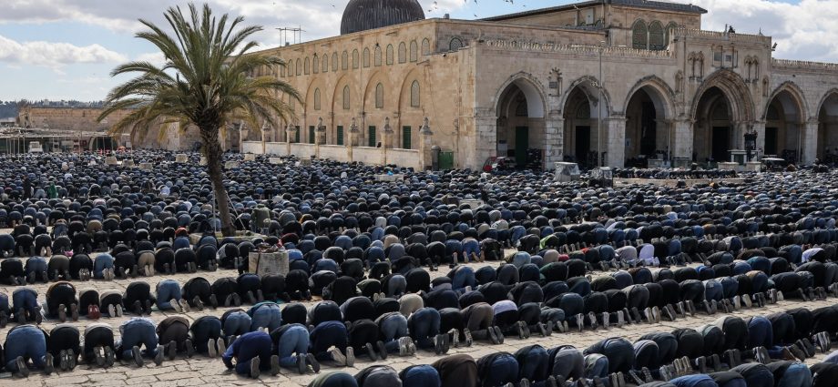 100,000-pray-at-al-aqsa-amid-israeli-restrictions-on-2nd-friday-of-ramadan