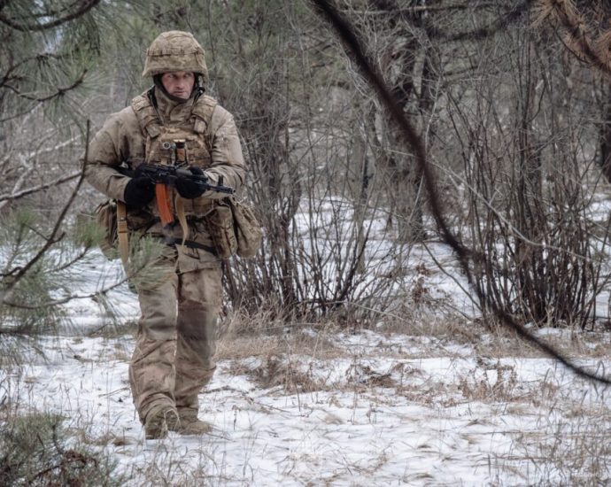 russia-has-100,000-troops-aimed-at-sloviansk-one-hill-full-of-ukrainians-won’t-move.