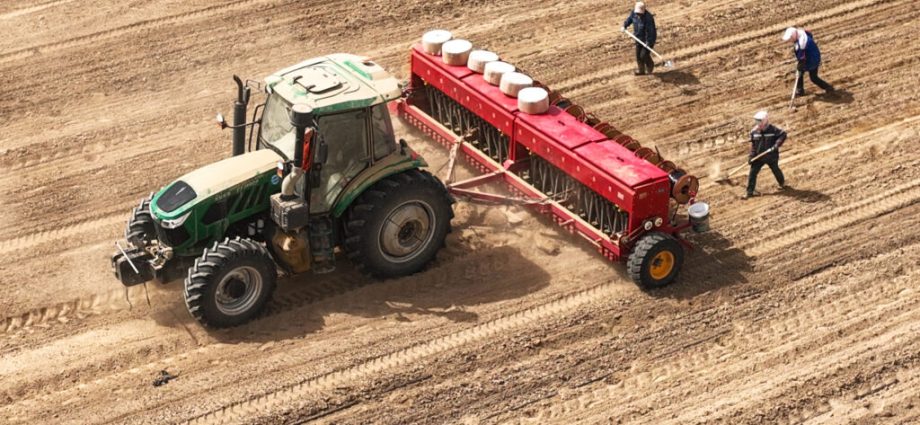 the-farming-industry-has-embraced-‘precision-agriculture’-and-ai,-but-critics-question-its-environmental-benefits