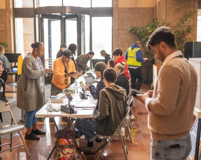 barabak:-with-midterm-vote-starting,-here’s-where-things-stand-in-national-redistricting-fight