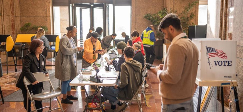 barabak:-with-midterm-vote-starting,-here’s-where-things-stand-in-national-redistricting-fight