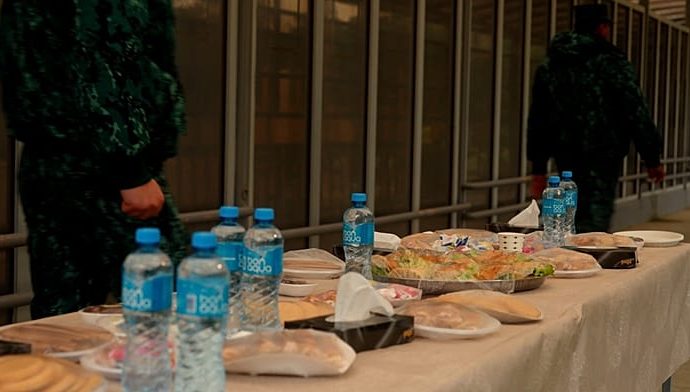 azerbaijani-soldiers-are-assisting-those-fleeing-the-conflict-in-iran-at-the-astara-border