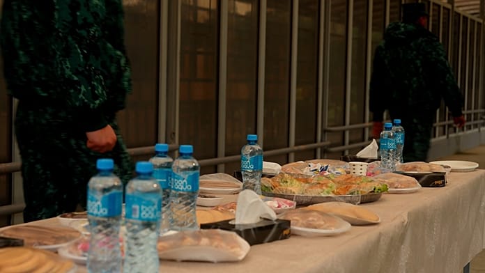 azerbaijani-soldiers-are-assisting-those-fleeing-the-conflict-in-iran-at-the-astara-border