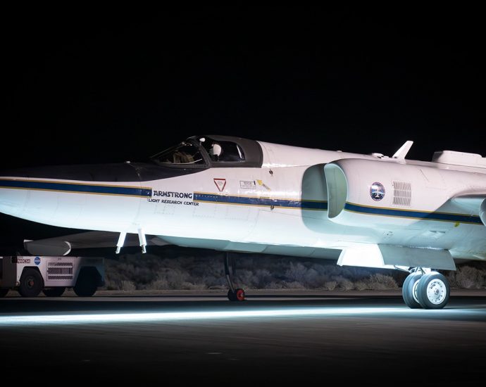 nasa’s-er-2-aircraft-captures-moonlight-to-calibrate-space-sensors